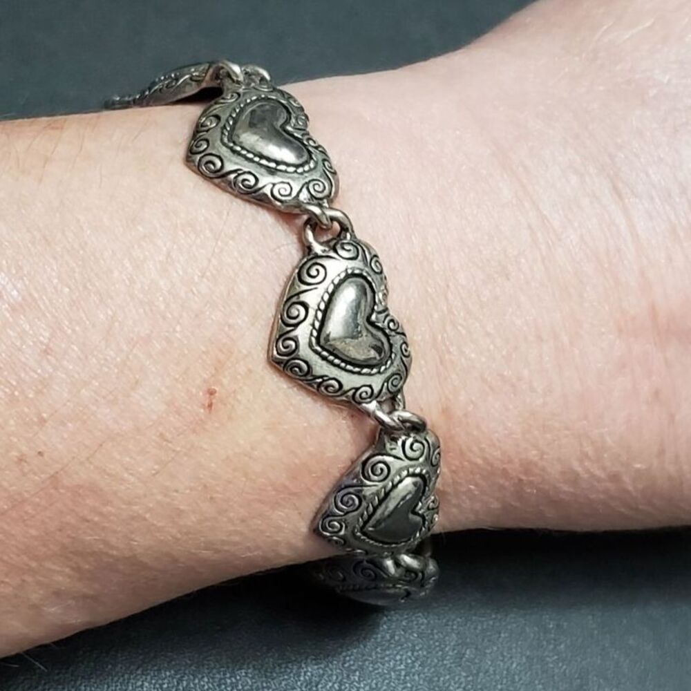 Silver tone chain of hearts bracelet 7.5"